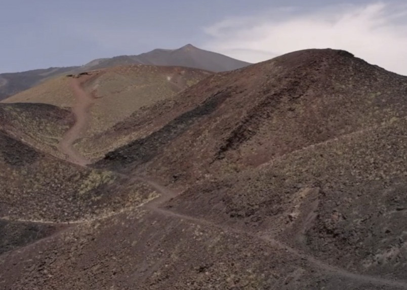 Paesaggio di terreno lavico e rilievi lungo l’escursione alla Schiena dell’Asino
